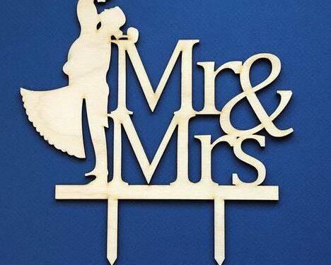 Топер за сватбена торта, Mr и Mrs, дървен с младоженци