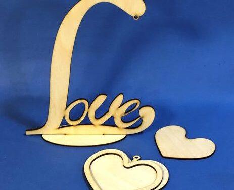 Дървена стойка със сърце, LOVE